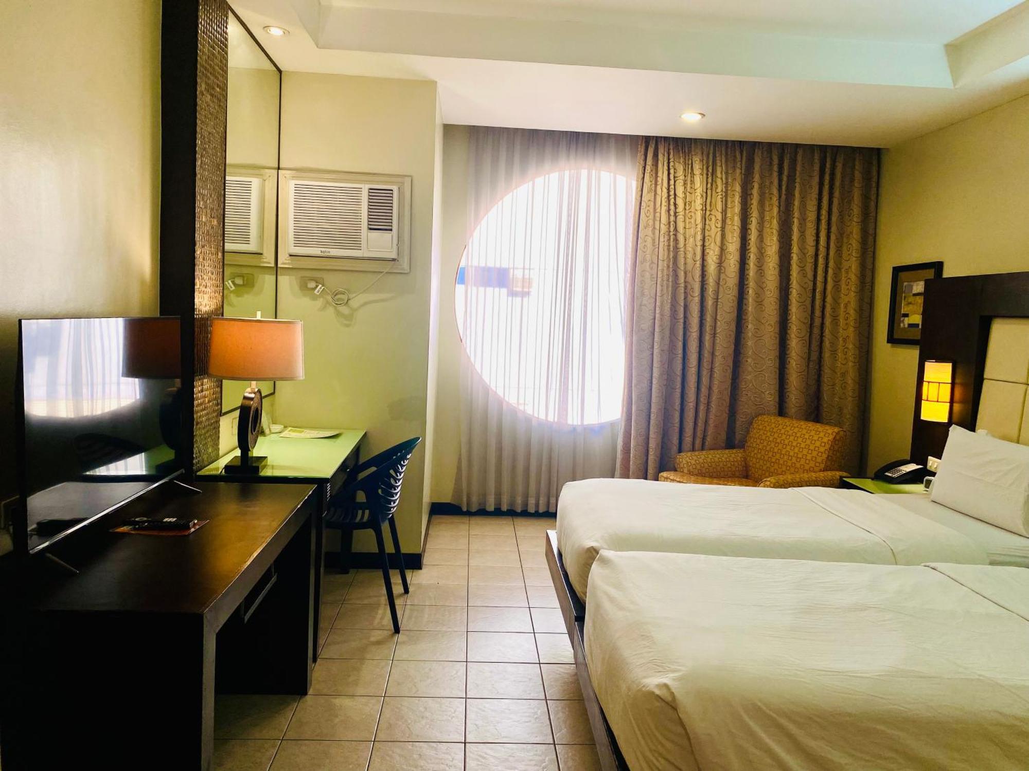 Circle Inn Hotel And Suites Bacolod Exterior foto