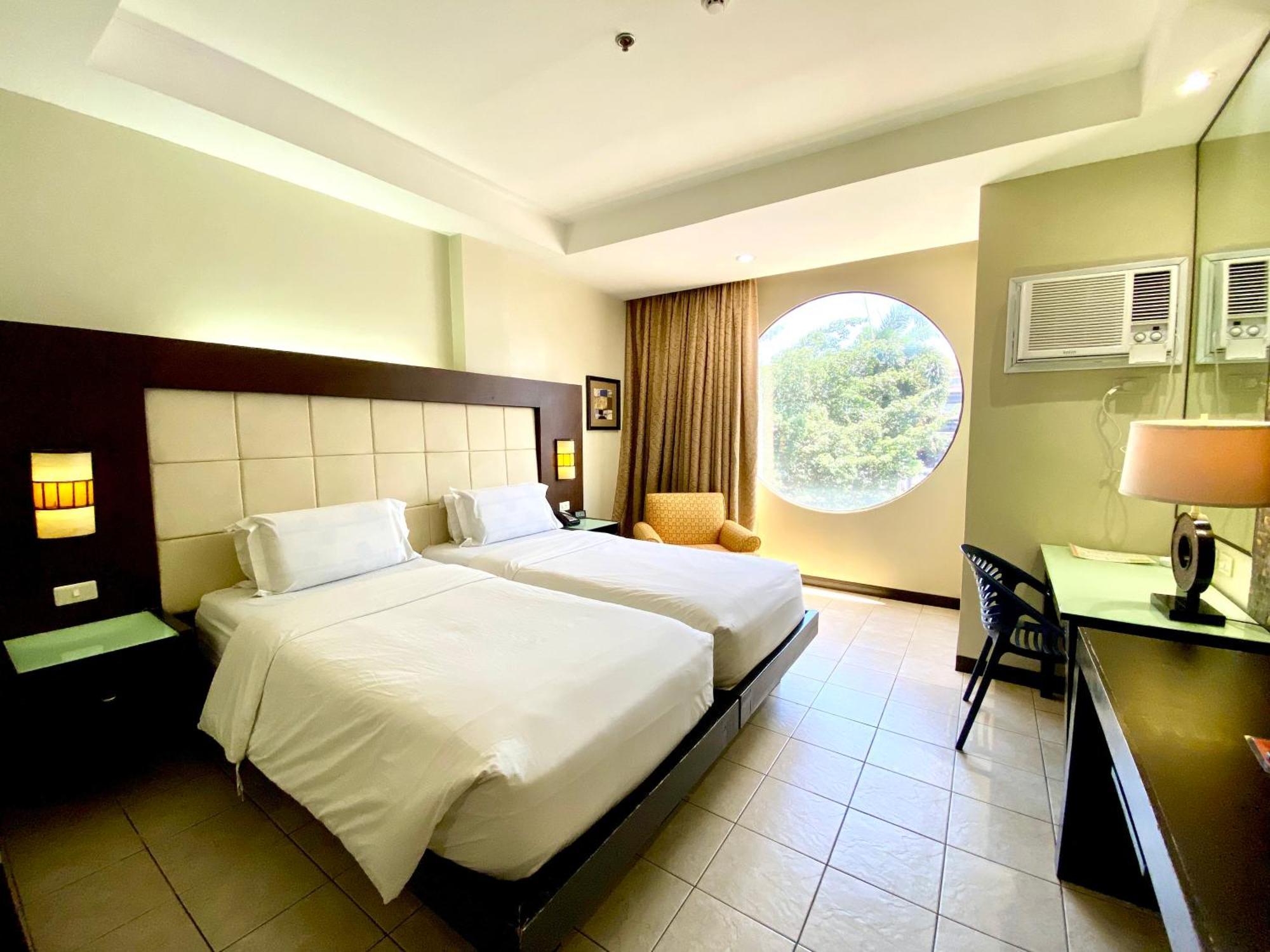 Circle Inn Hotel And Suites Bacolod Exterior foto