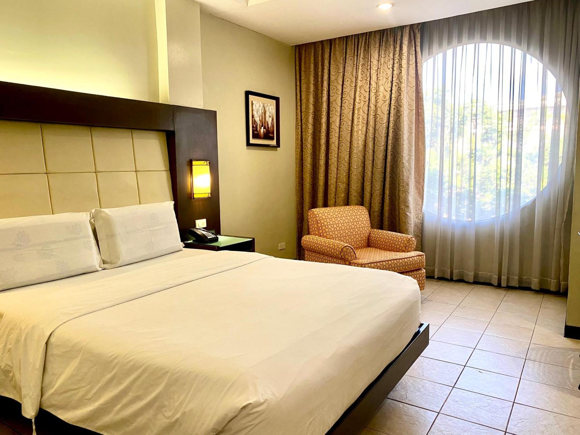 Circle Inn Hotel And Suites Bacolod Exterior foto