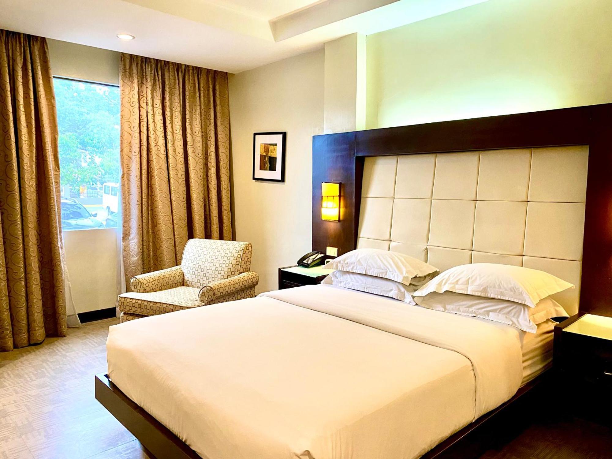 Circle Inn Hotel And Suites Bacolod Exterior foto